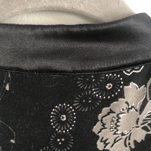 Mandarin Satin and Floral Size M Tie Up Top - Picture 5 of 9